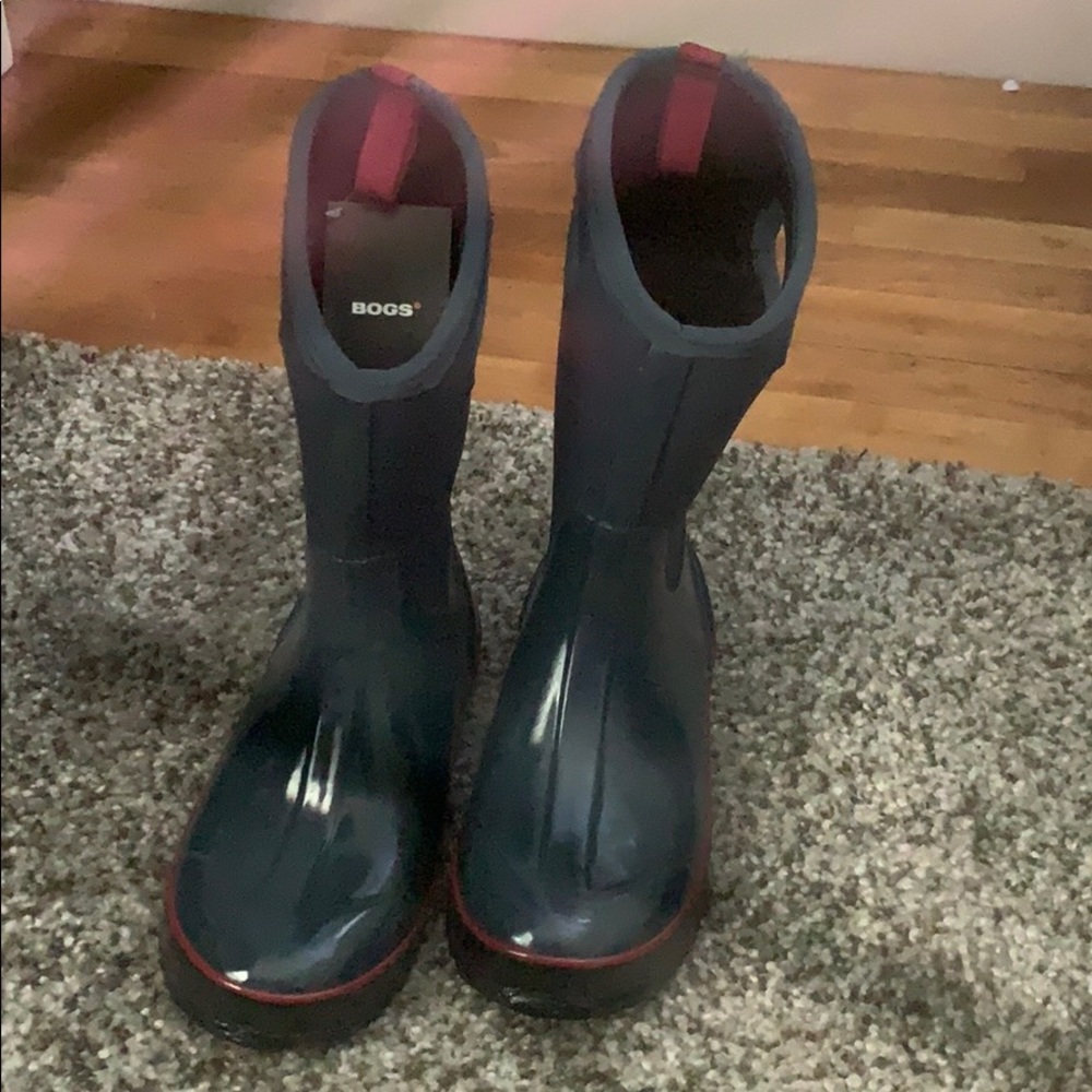 Bogs Youth Size 7 Navy Blue and Red